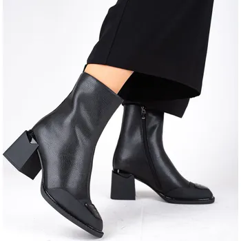 Dámské sandále Dámské černé kožené kotníkové boty Epica s detailem na špici Velikost: 38