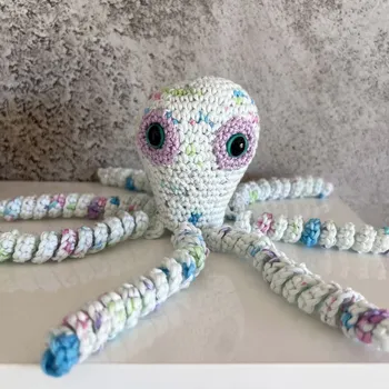 Polštář Háčkovaná hračka - Chobotnice Liza fialová