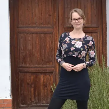 Těhotenské šaty Mikinové šaty těhotenské i kojící Shara - černá/květy na černé Velikost: M