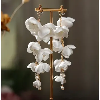 Náušnice B-TOP Dámské náušnice klipsy s bílými květy - zlatá/ bílá