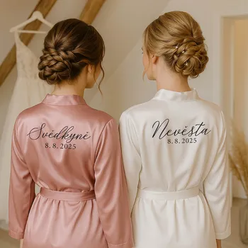 Svatební dekorace Saténový župánek pro NEVĚSTU a SVĚDKYNI s datem svatby Barva: Pro nevěstu bílý, svědkyni růžový, Velikost nevěsty: S, Velikost svědkyně: S