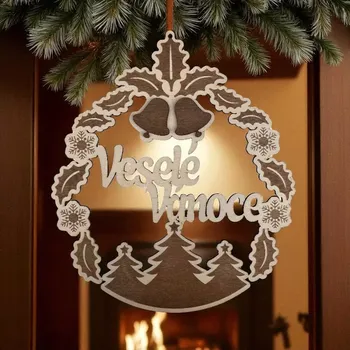 Vánoční dekorace Dřevěný vánoční věnec k zavěšení – motiv stromeček, vločky a zvonečky, nápis Veselé Vánoce