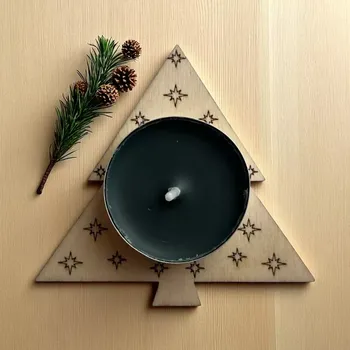 Svícen Dřevěný svícen ve tvaru stromečku – s čajovou vonnou svíčkou