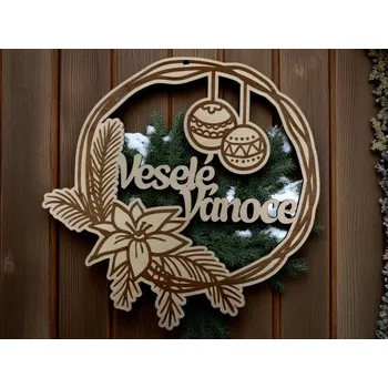 Vánoční dekorace Dřevěný vánoční věnec k zavěšení – motiv vánočních ozdob a svícen, nápis Veselé Vánoce
