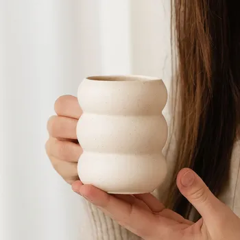 Stolování HOMLA Porcelánový hrnek Bubbly s tečkami 0,3 l