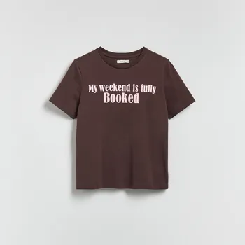 Dámské oblečení Reserved - Bavlněné tričko s popisem - tmavě hnědá - 444GA-89X - 444GA-89X-XL