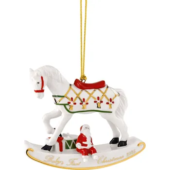 Vánoce Villeroy & Boch Závěsná porcelánová ozdoba Christmas Classics 2025, Houpací kůň, 8,9 cm 14-8675-4349