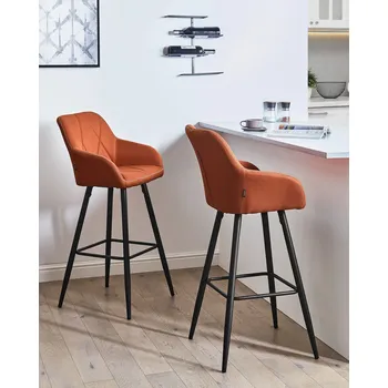 Barová židle Sada 2 barových stoliček oranžová látka čalouněná s područkami Prošívané opěradlo Černé kovové nohy Beliani