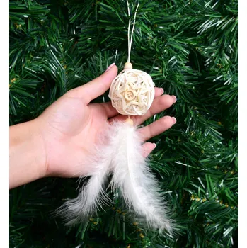 Vánoční ozdoba ANDĚLSKÁ NITKA | ratanová vánoční ozdoba s peříčky a knoflíkem | 20 cm Dedra