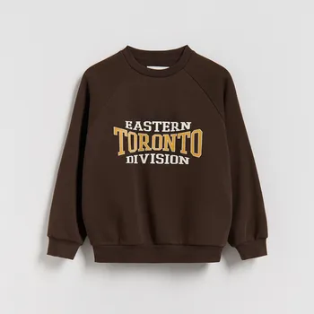 Chlapecké oblečení Reserved - Mikina s potiskem - tmavě hnědá - 966FJ-89X - 966FJ-89X-164