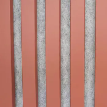 regál ASKO Designový panel na šedé plsti s lamelami z MDF, červená