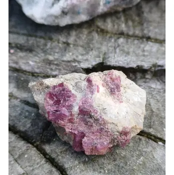 Přírodní kámen Rubelit Madagaskar 2g (17 x 12 x 8 mm)