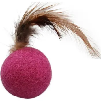 Hračka pro kočku Koule z ovčí vlny s ptačími peříčky