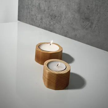 Svícen Wooden Mooden Zajímavé a minimalistické dřevěné svícny na čajové svíčky Velikost: Pro čajovou svíčku s průměrem do 40 mm, Materiál: Jasan, Výška: 3,5 cm