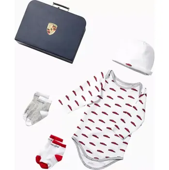 PORSCHE Baby romper set Essential Set pro miminko dupačky čepička ponožky v kufříku bílá s potiskem (Kompletní sada pro miminko sestávající z malého kufříku, overalu, čepice a ponožek.)