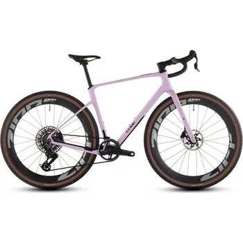Silniční kolo Gravel kolo CUBE NUROAD C:62 SLX 28" 2026 rhodonite´n´orange Barva: Růžová, Velikost: M C:62 | 50 mm | Zipp 303 XPLR S | Sram Force AXS 12-Speed | Schwalbe G-One RX Pro 45 | Hydr. brzdy | 2026