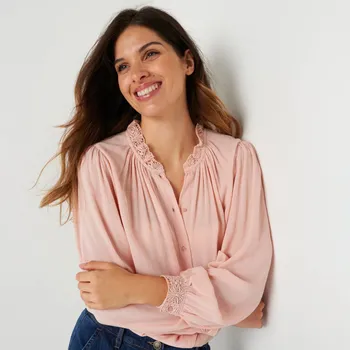 Dámská halenka Jednobarevná košilová halenka s macramé růžová pudrová 54