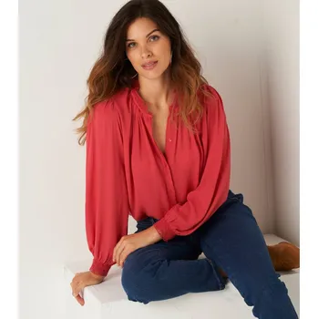 Dámská halenka Jednobarevná košilová halenka s macramé třešňová 52