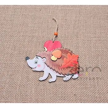 Ježek s jablkem dřevěný závěsný 14x13 cm - barevná