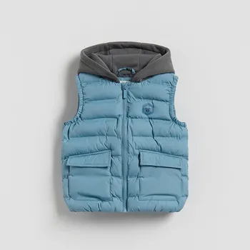 Chlapecká bunda Reserved - Prošívaná vesta s kapucí - světle modrá - 820ET-50X - 820ET-50X-110