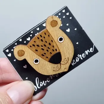 Brož Brož dřevěná malovaná - medvěd béžový