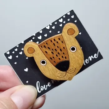 Brož Brož dřevěná malovaná - medvěd hnědý