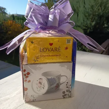 Dárkový potravinový koš Dárkový balíček s hrnečkem, čajem a sladkou radostí