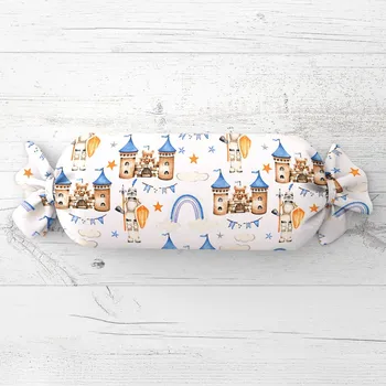 Dekorativní polštářek Dětský polštář válec bonbon Sandra SA-666 Modro-hnědé hrady a rytíři na bílém 15x60 cm