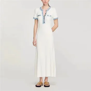 Dámské šaty Dámské maxi šaty – kontrastní detaily a metalické knoflíky Barva: Bílá, Velikost: S