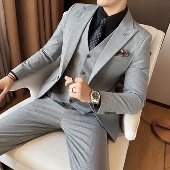 Pánský oblek Pánský třídílný oblek s kostkovaným vzorem a sakem Velikost: L, Barva (Varianta): Světle šedá