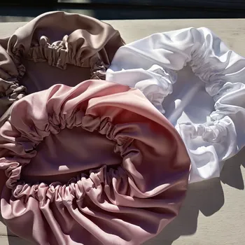 Saténová spací čepice – ručně šitá ochrana vlasů bílá