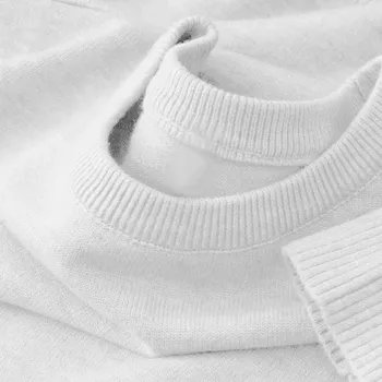 Pánský svetr Klasický pánský svetr s kulatým výstřihem a jemným úpletem Barva: Bílá, Velikost: XL