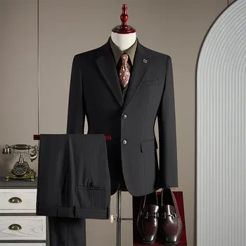 Pánský oblek Britský třídílný pánský oblek s proužkem pro slavnostní příležitosti Velikost: M, Barva (Varianta): Černá