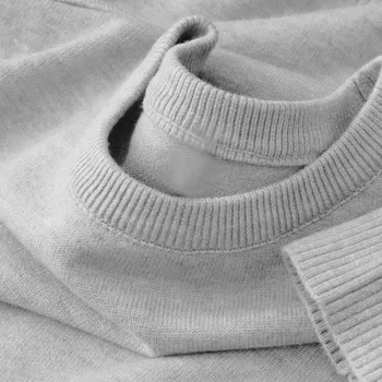 Pánský svetr Klasický pánský svetr s kulatým výstřihem a jemným úpletem Barva: Světle Šedá, Velikost: XL