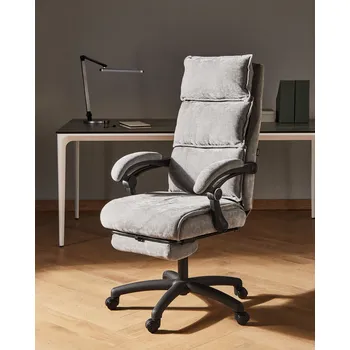 Profesionální kancelářská židle Šedé čalounění ženilka Otočná základna s opěrkou nohou Polstrované područky a nastavitelná opěrka hlavy Pneumatická výška sedáku Naklápěcí opěradlo Beliani
