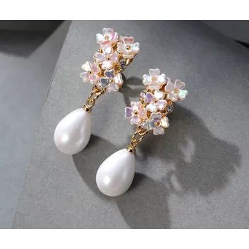 Náušnice B-TOP Pozlacené klipsové náušnice s perleťovými květy a kapkovitou perlou