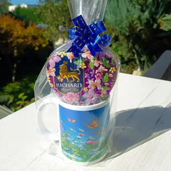 Dárkový potravinový koš Hrníčkový balíček – Louka plná motýlů