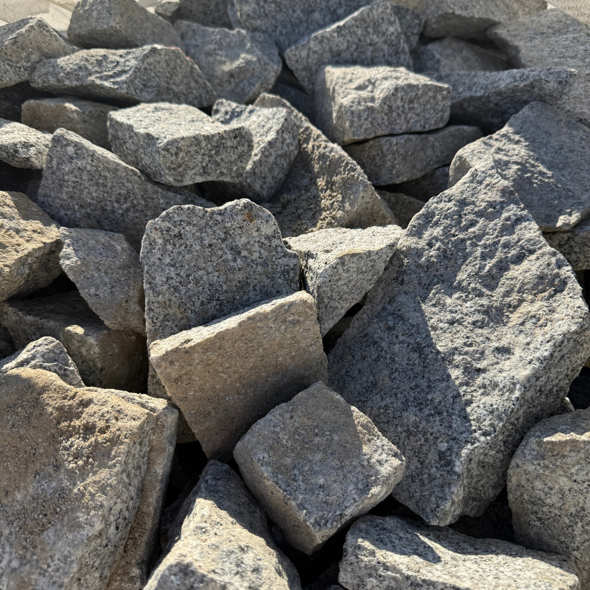 Žulové odseky - tříděné - šedá žula (AKCE 40-150 mm )