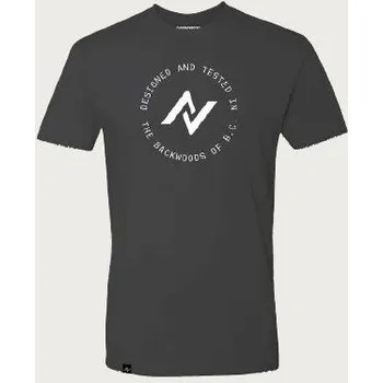 Pánské tričko Triko NORCO Grey - S (Pohodlné, prodyšné a stylově jedinečné pánské tričko? To je NORCO pánské tričko s krátkými rukávy a výrazným logem na hrudi, které si zamilujete.)