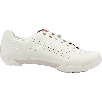 Pánské cyklistické tretry Tretry SIDI Polvere White - 40.5 (Polvere jsou gravelové tretry navržené pro prašné cesty, dlouhé výjezdy a dobrodružství mimo civilizaci, kde spojují charakter, svobodu a funkčnost v jednom.)