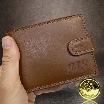 Peněženka Klasická pánská peněženka z měkčené pravé kůže v čokoládově hnědé s monogramem | Elegantní doplněk Vyberte variantu: + ražba monogramu (C) Klasicky Times N. Roman + Akce - zlatá mince Pro štěstí ZDARMA