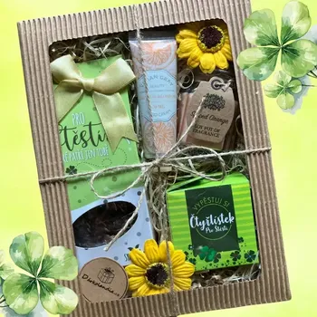 Dárkový potravinový koš Dárkový balíček pro štěstí – čaj, vypěstuj si čtyřlístek, pomerančová svíčka, krém na ruce a mýdlové květy | Dárkolandia.cz