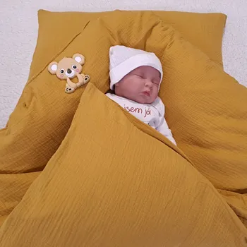 Zavinovačka Pro útulný domov Péřová zavinovačka mušelínová Hořčicová Sada 4v1 TYP zavinovačky: ČTVERCOVÁ, ROZMĚR zavinovačky a polštářku: 70 x 70 cm + 40 x 60 cm