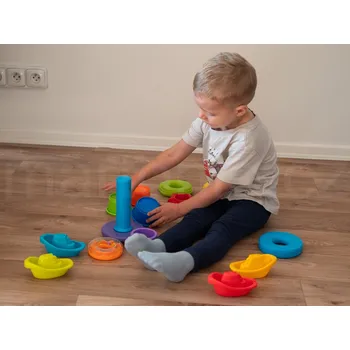 Martonie Hračky pro miminko od 6 měsíců - 4 lodičky, skládací pyramida s kroužky, 4 skládací kelímky