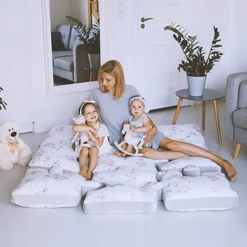 Hrací deka PODLOŽKA NA HRANÍ S POLŠTÁŘI 145 X 145 X 10 CM LULANDO ART ROSES