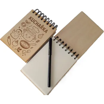 Zápisník Dary dřeva Dřevěný zápisník A6 s gravírováním – kuchařka