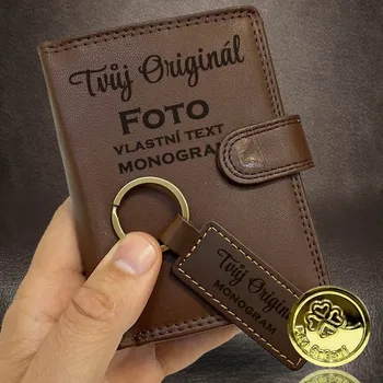 Peněženka Tmavě hnědý pánský kožený set – peněženka se zapínáním + klíčenka s gravírovaným monogramem nebo věnováním Vyberte variantu: + MONOGRAM | zdarma | + Akce - zlatá mince Pro štěstí ZDARMA