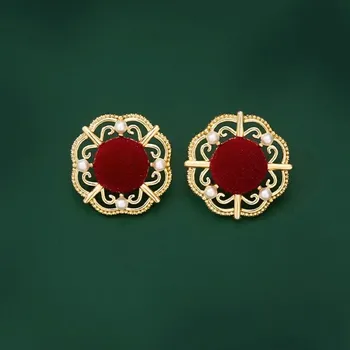 Náušnice JAY Náušnice s vínovým velurem a perlami ve vintage stylu JAY-0145-AE14787X1 Červená