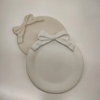 Váza LUKA Podtácek s mašlí kulatý Barva: bílá