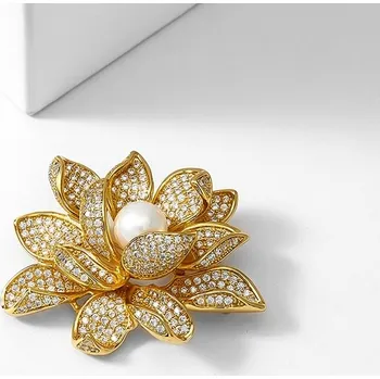 Brož Éternelle Brož s perlou a zirkony Lotus - lotosový květ B7061-RS626123 Zlatá